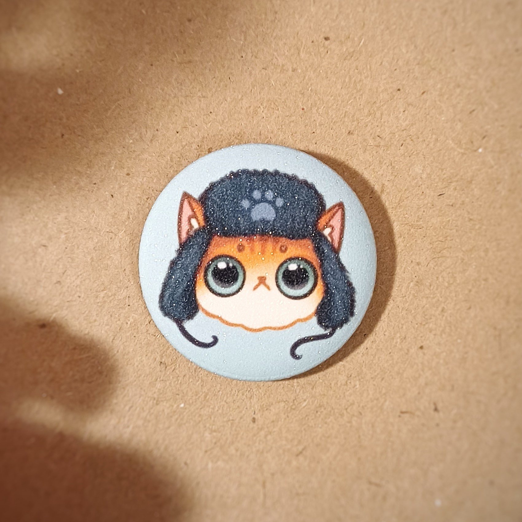 Значок 25 мм "рыжий котик в шапке ушанке"