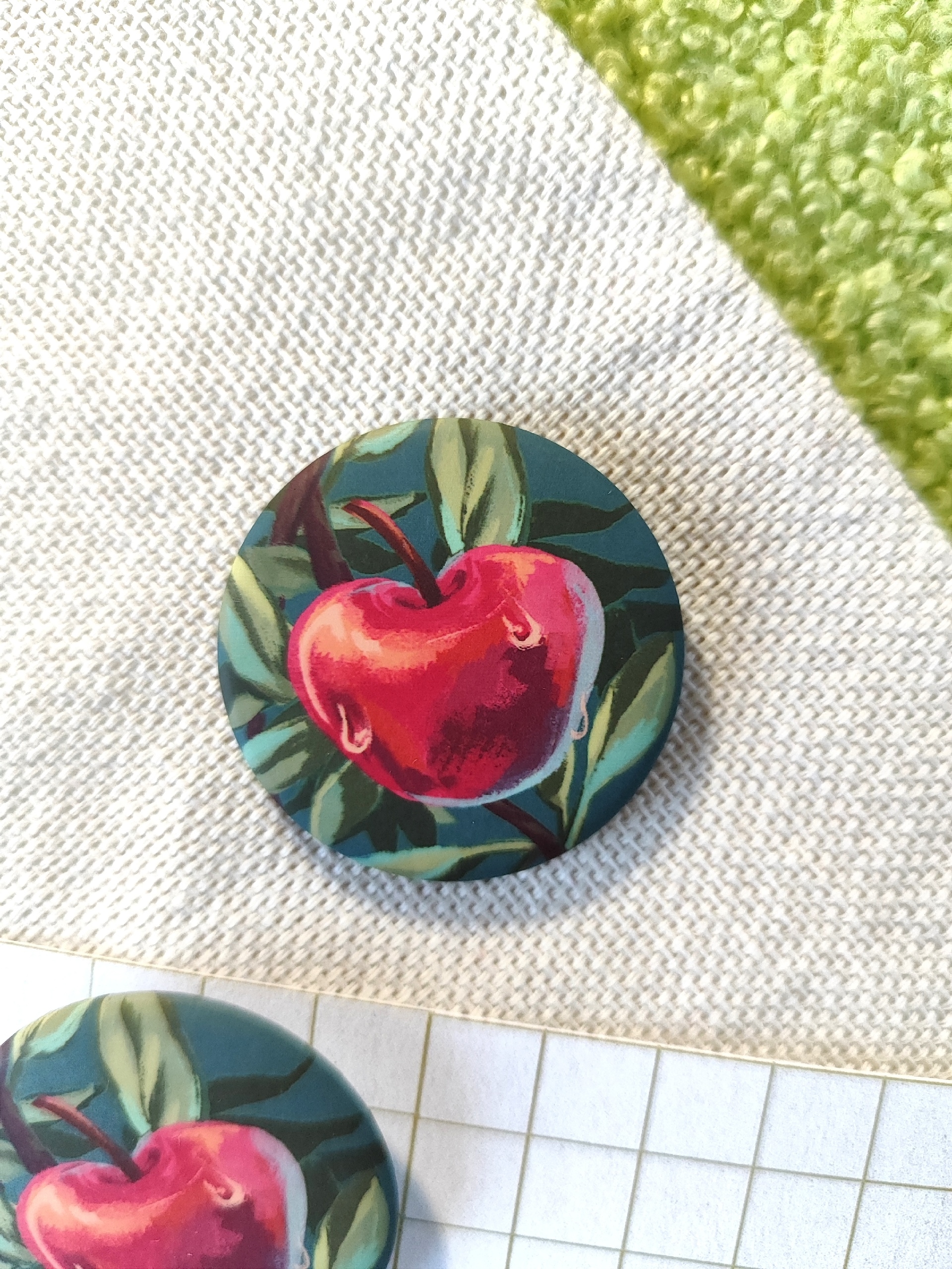 Значок 37мм Яблоко