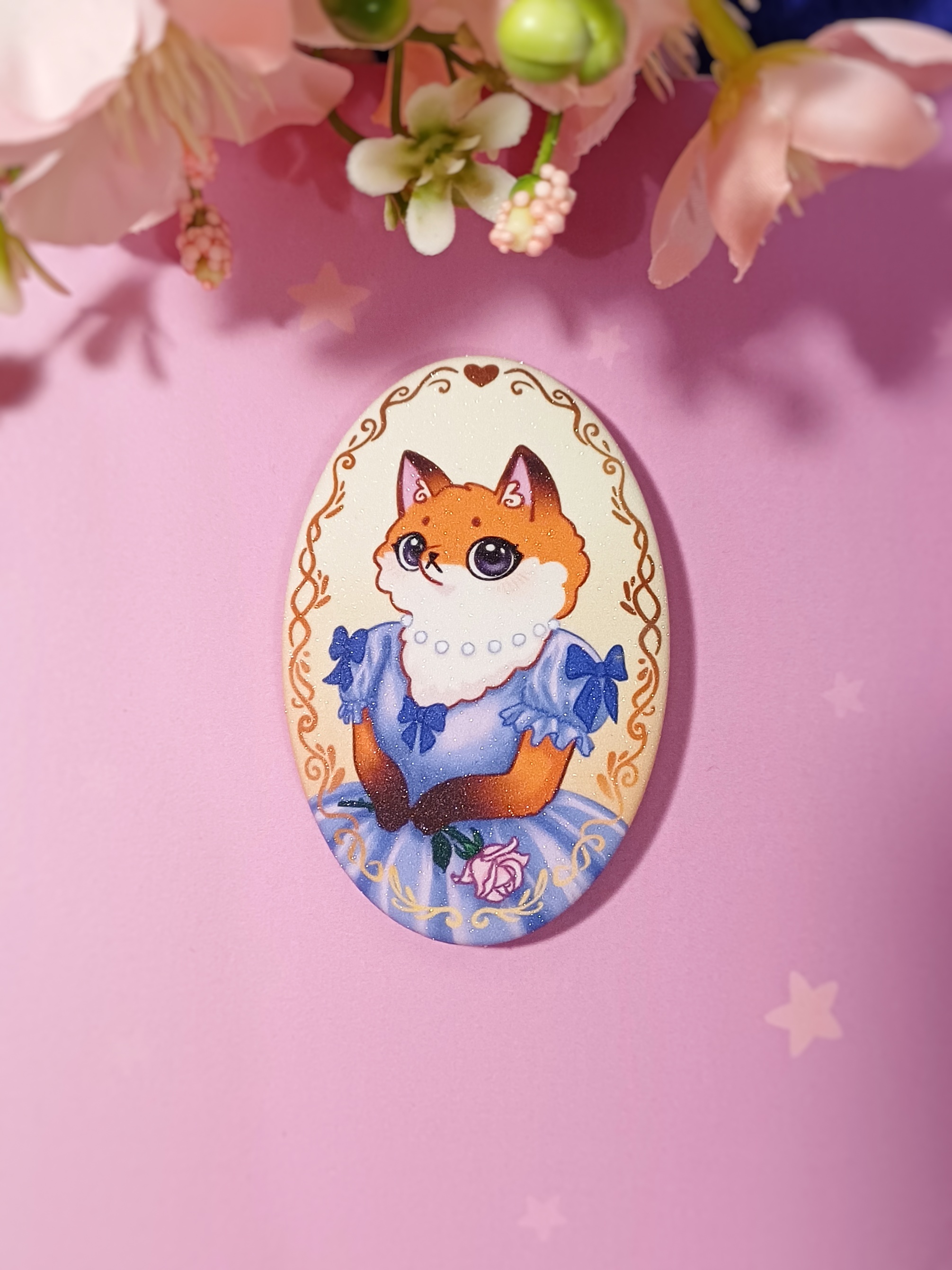 Значок овал "лиса в сиреневом платье"