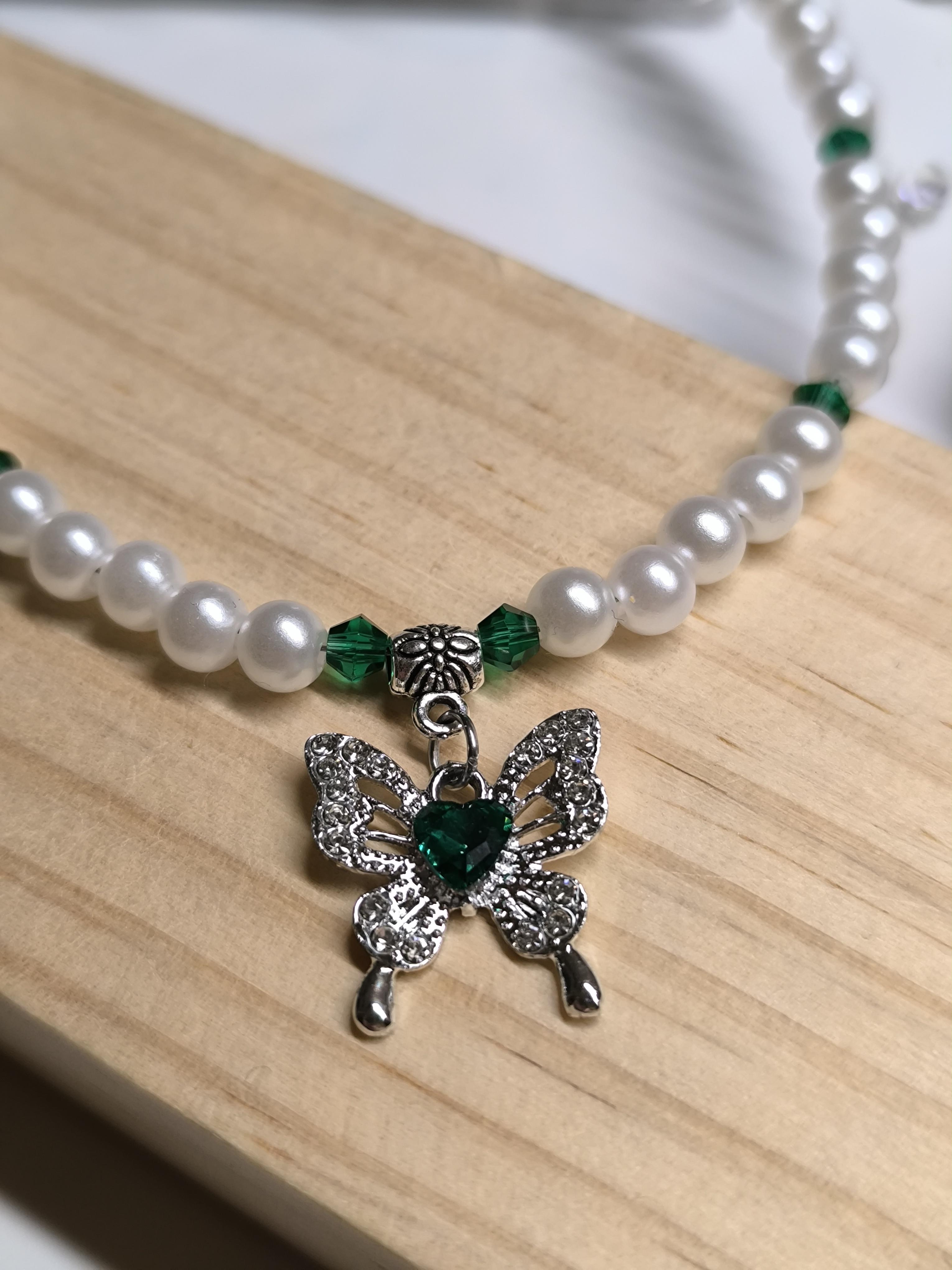 Ожерелье зеленое бабочка