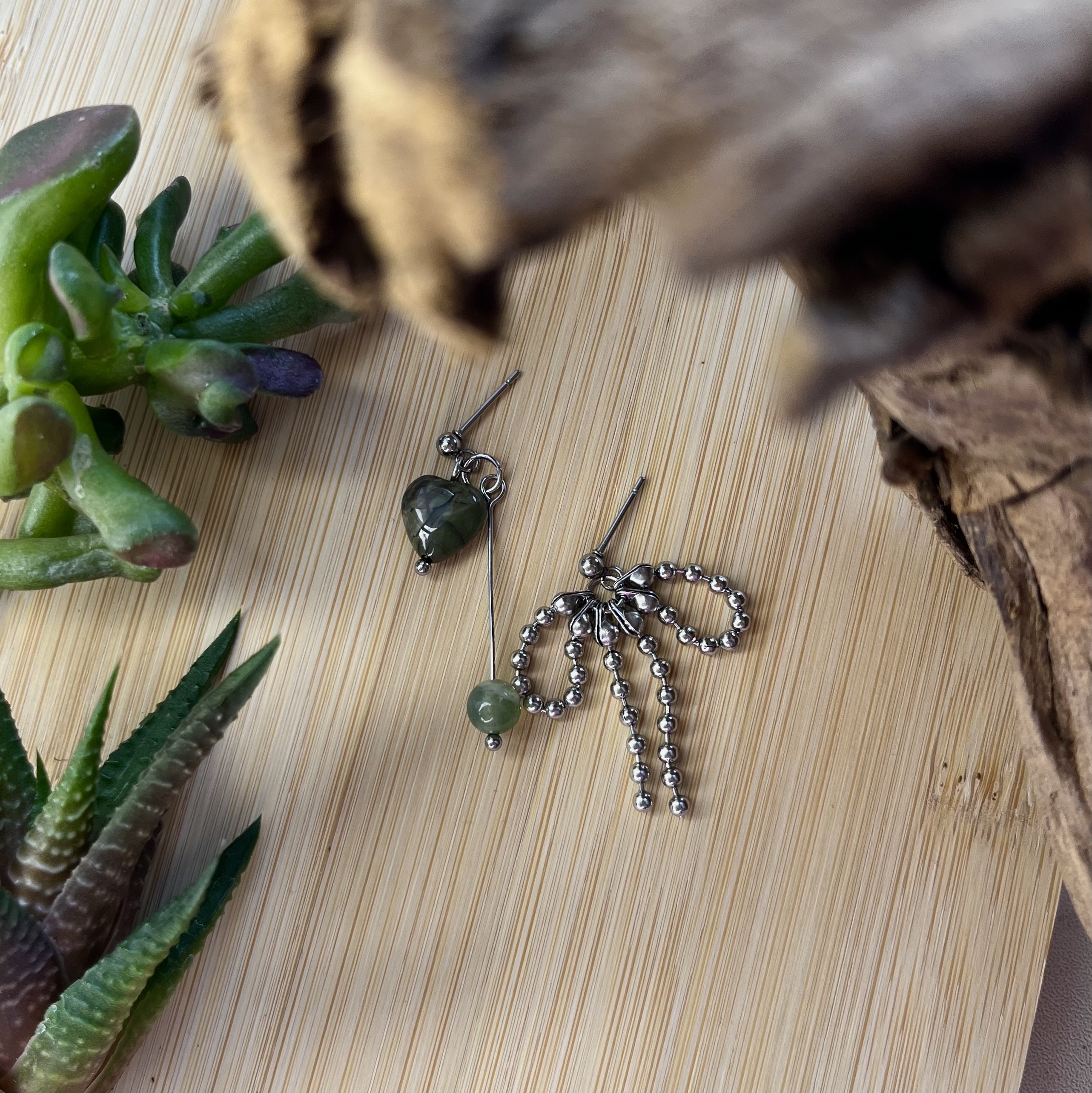 Серьги-гвоздики «Зеленый бант»