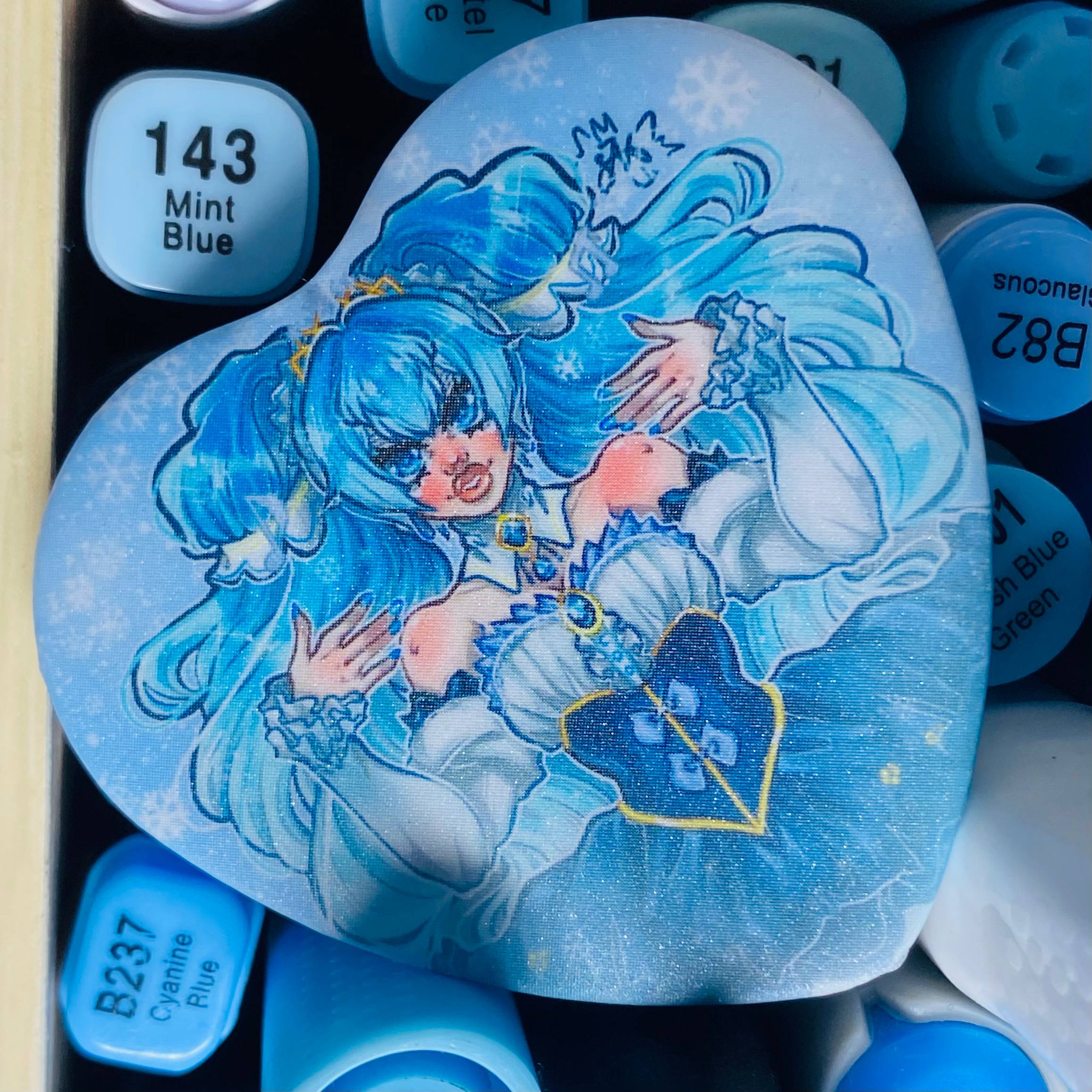 Значок сердечко Мику голубая