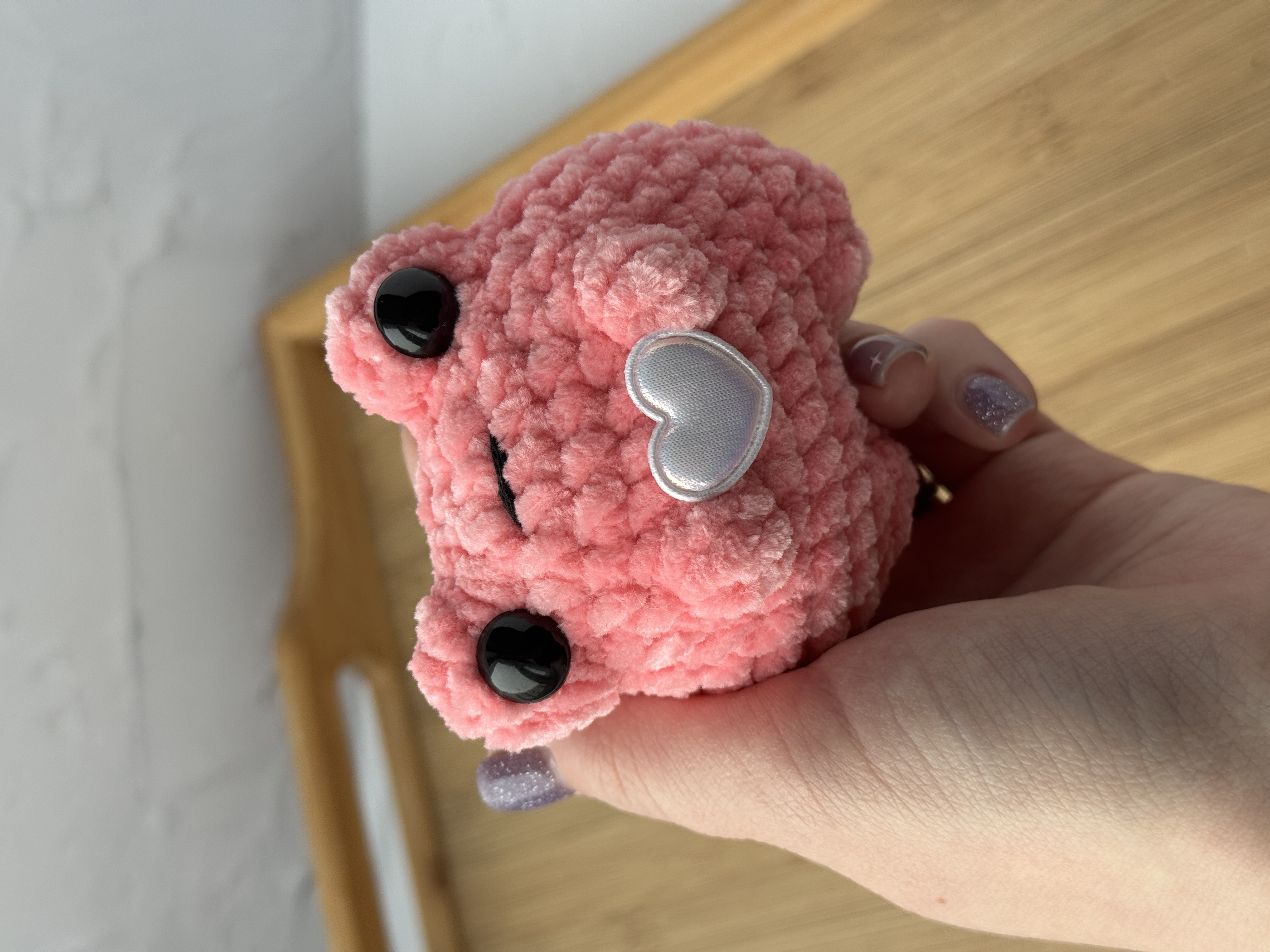 Жабка с сердцем розовая