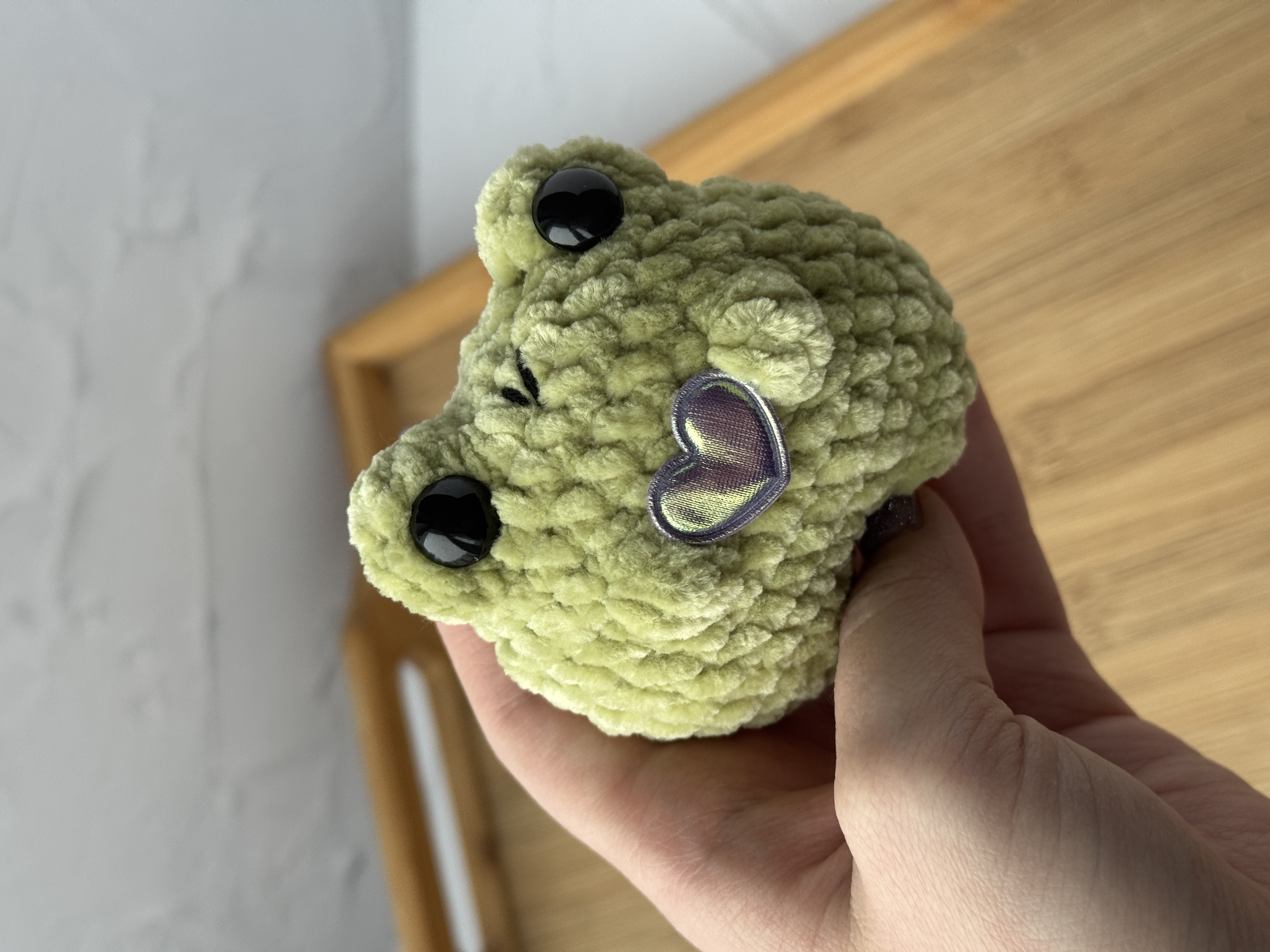 Жабка с сердцем зеленая