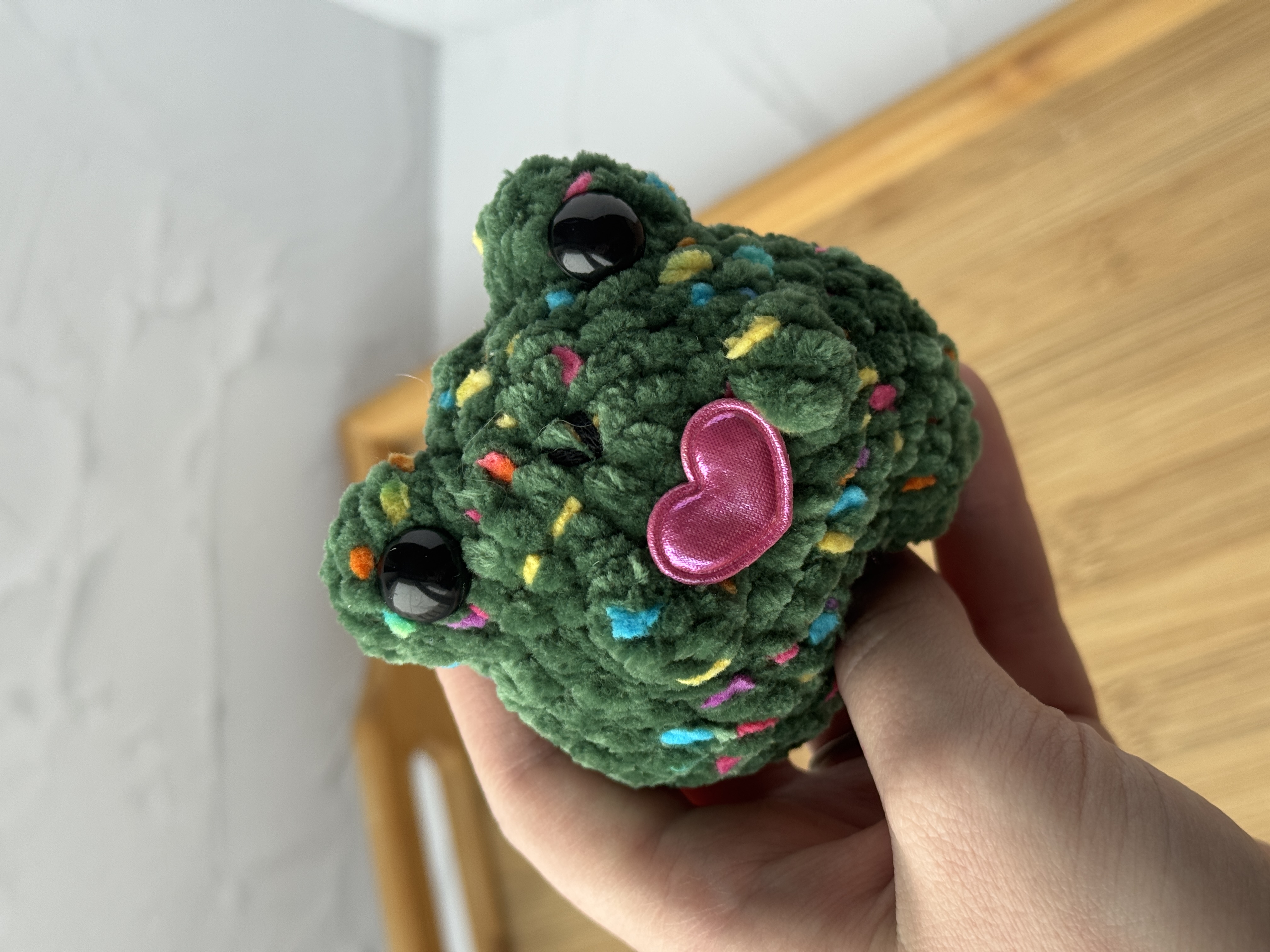 Жабка с сердцем цветная