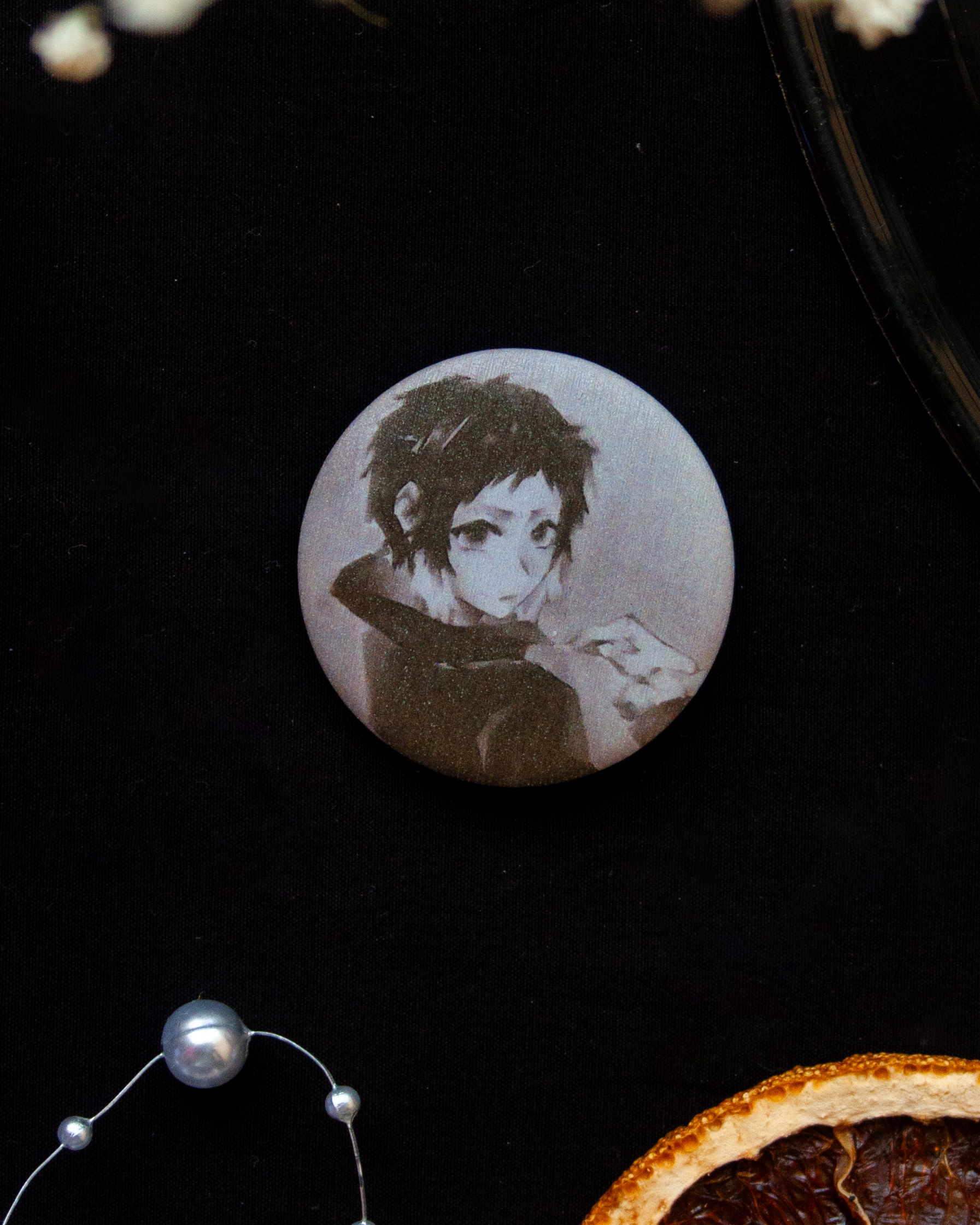 Значок "Акутагава смотрит" круг 37 мм