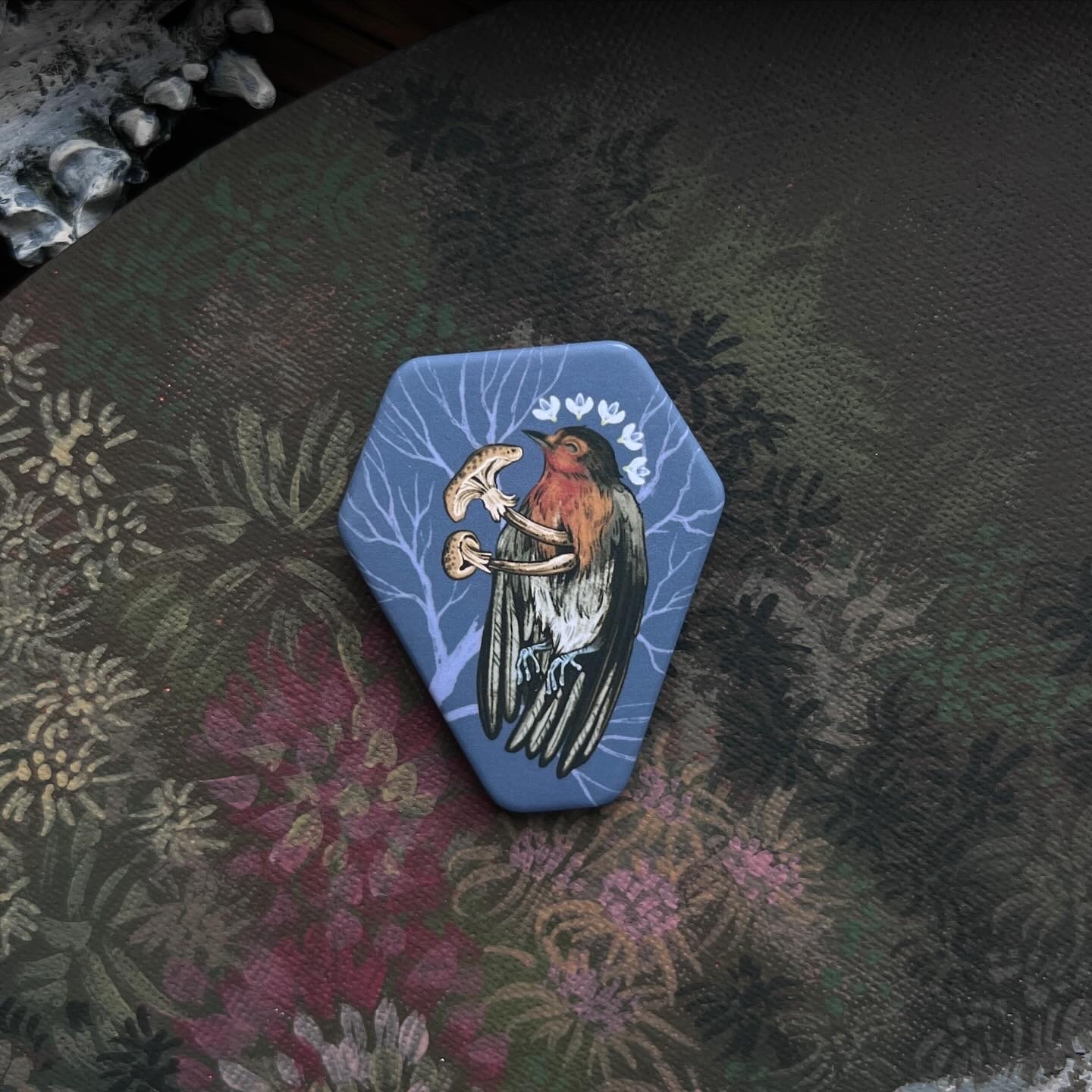 значки с птицей