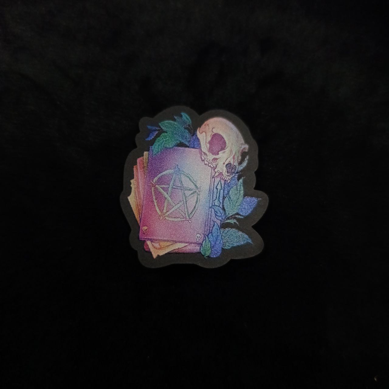 Значок Фолиант (черный акрил)