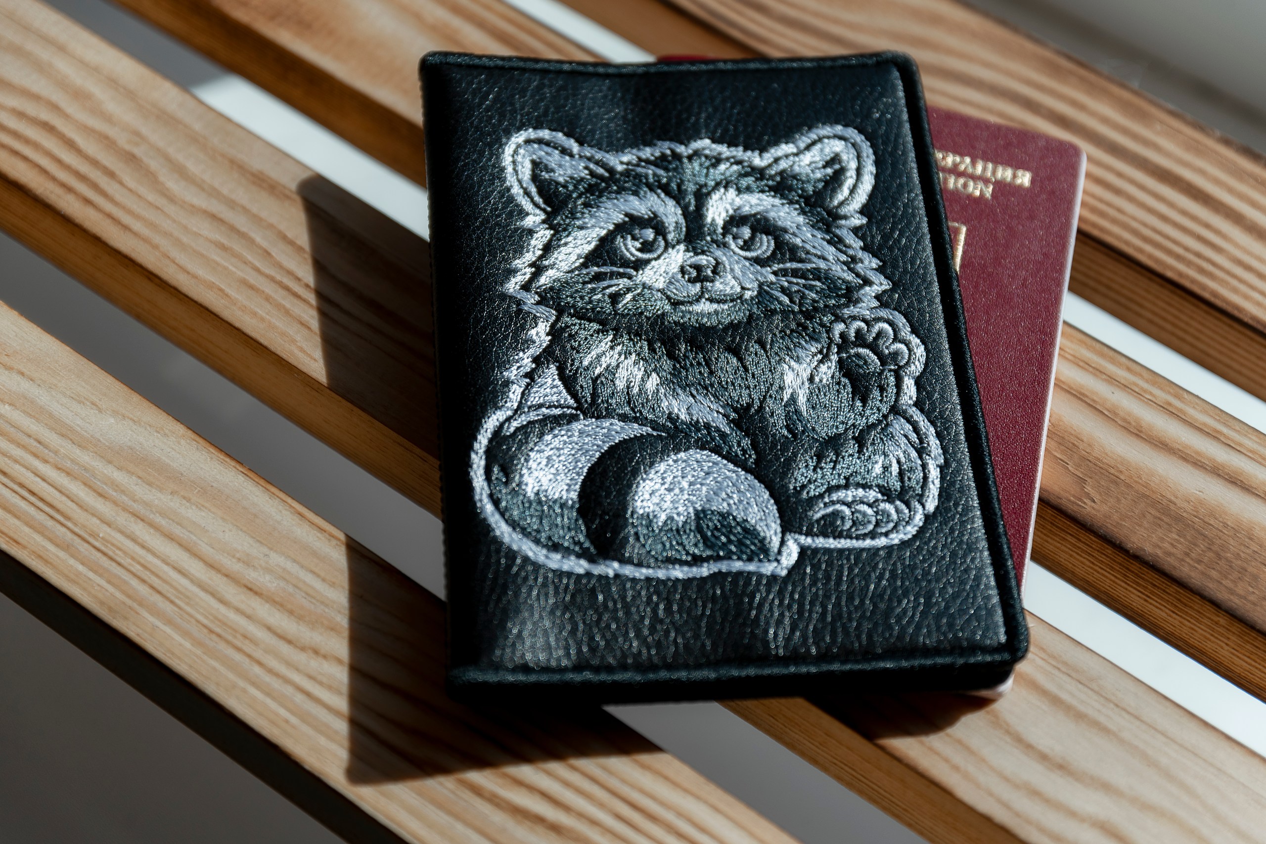 Обложка экокожа "Енот с лапкой"