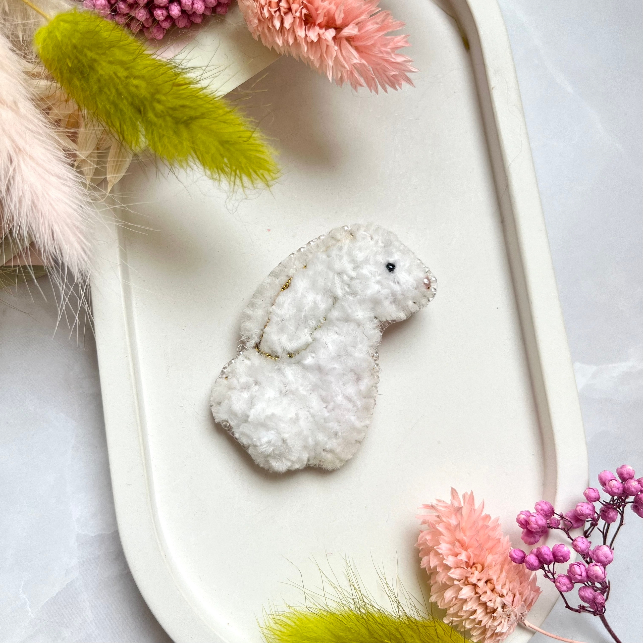 Брошь зайка