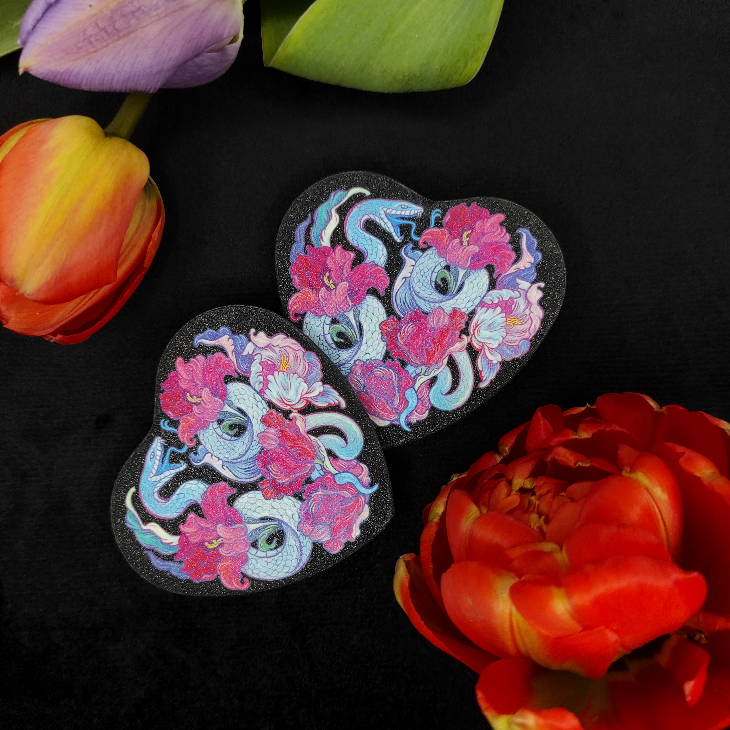 Значок-сердце Змея в цветах