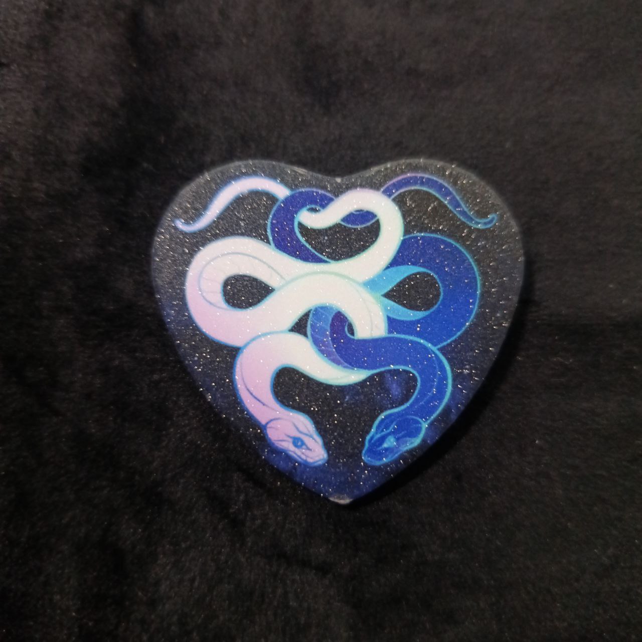 Значок-сердце Змеи