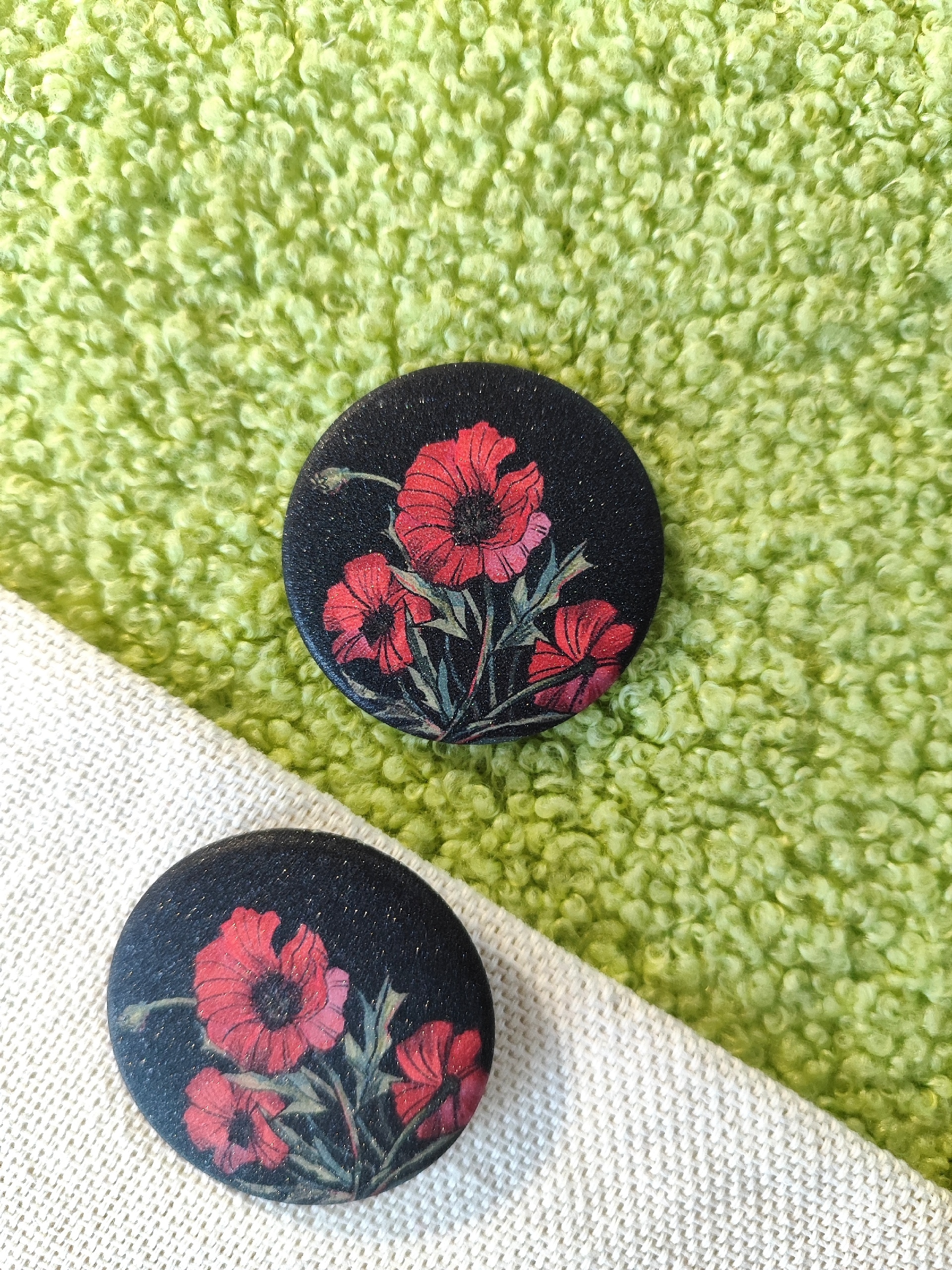 Значок 37мм Маки