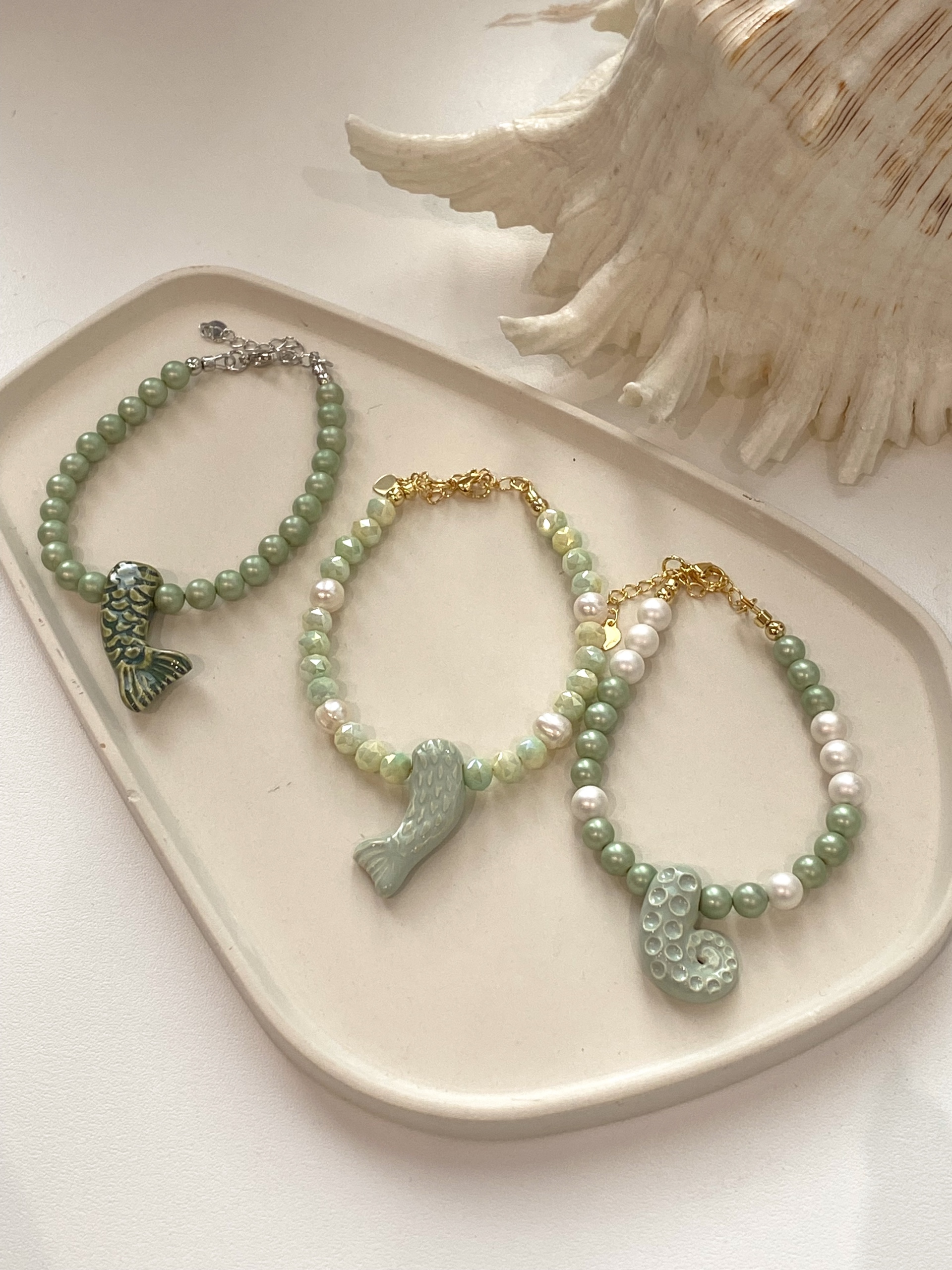 Браслет с керамической подвеской и жемчугом