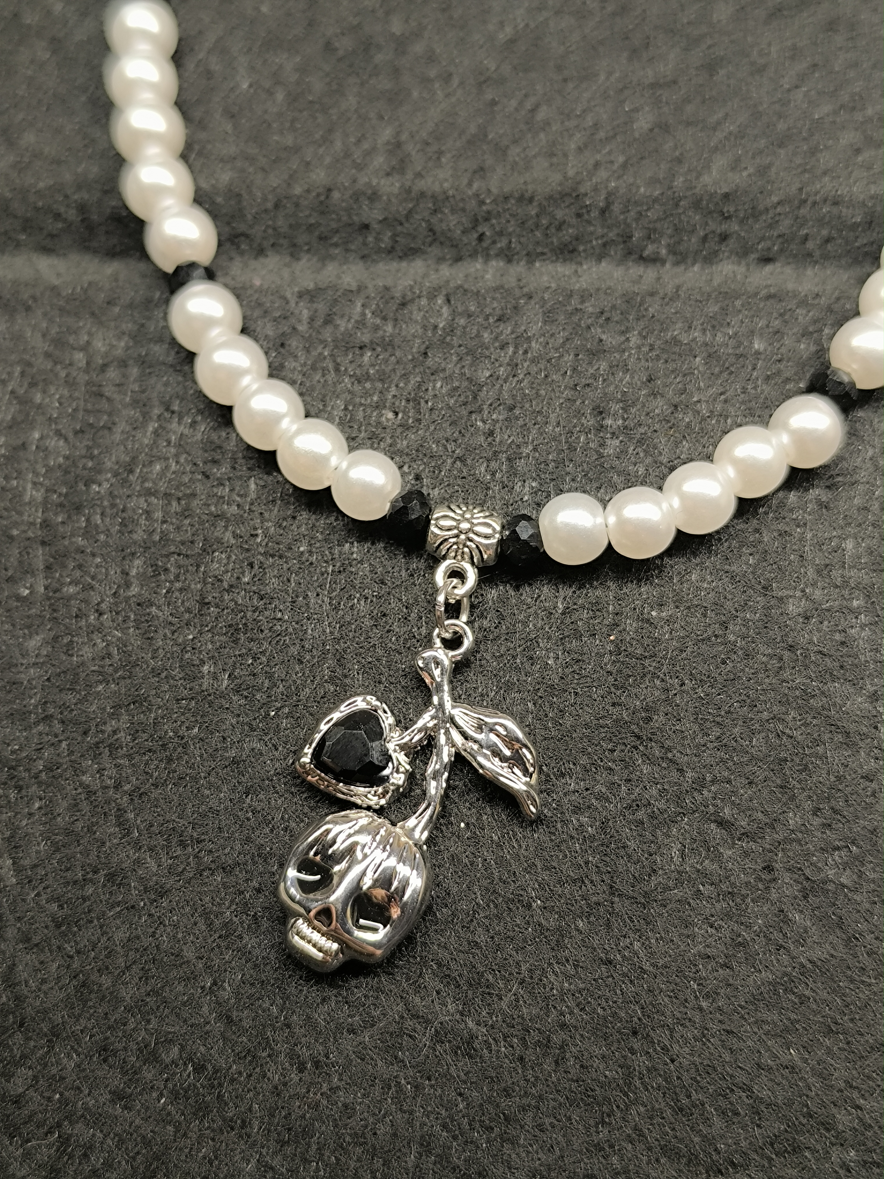 Ожерелье чёрное череп вишенка