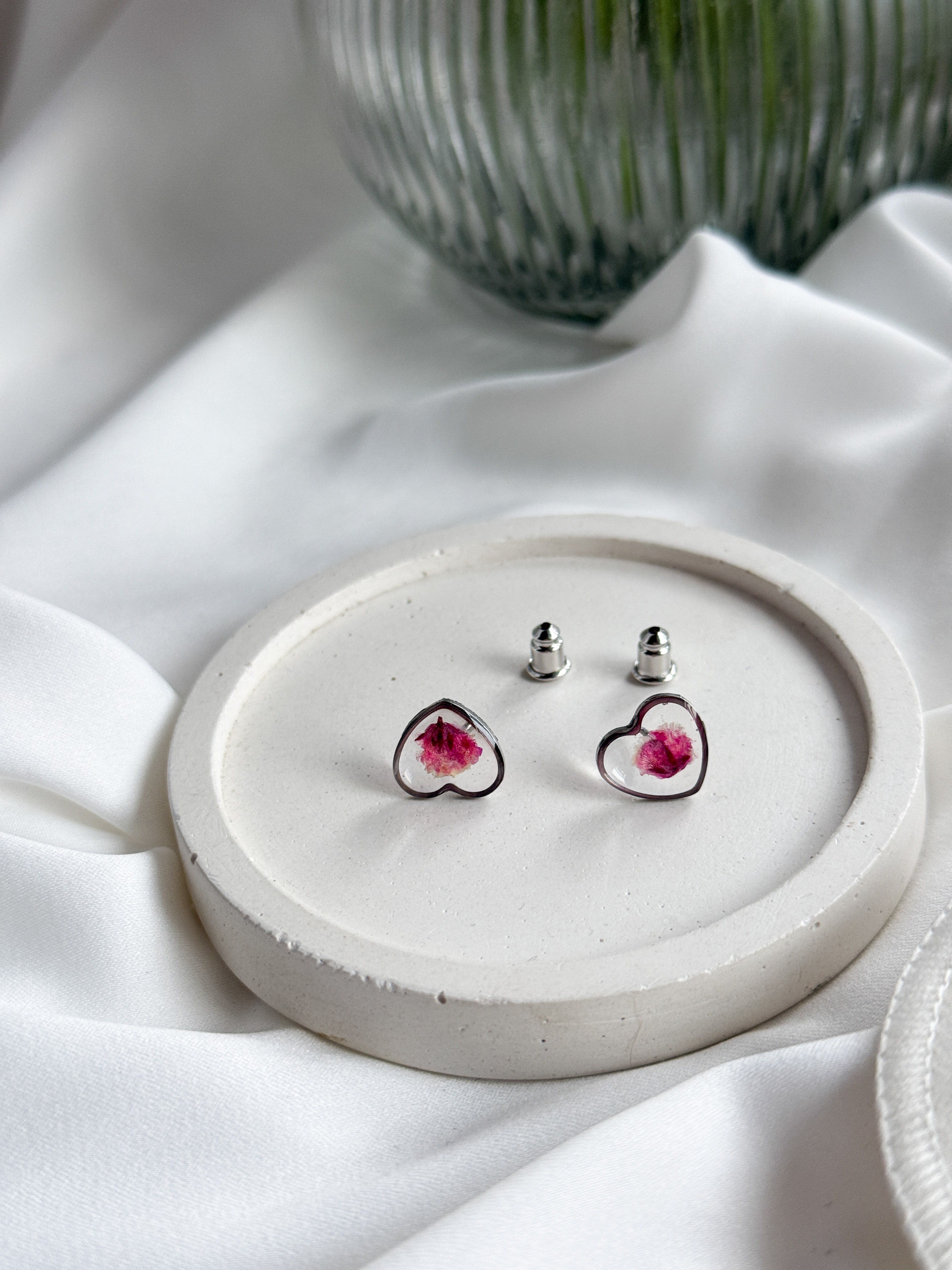 Серьги-гвоздики сердечки с розовой гипсофилой