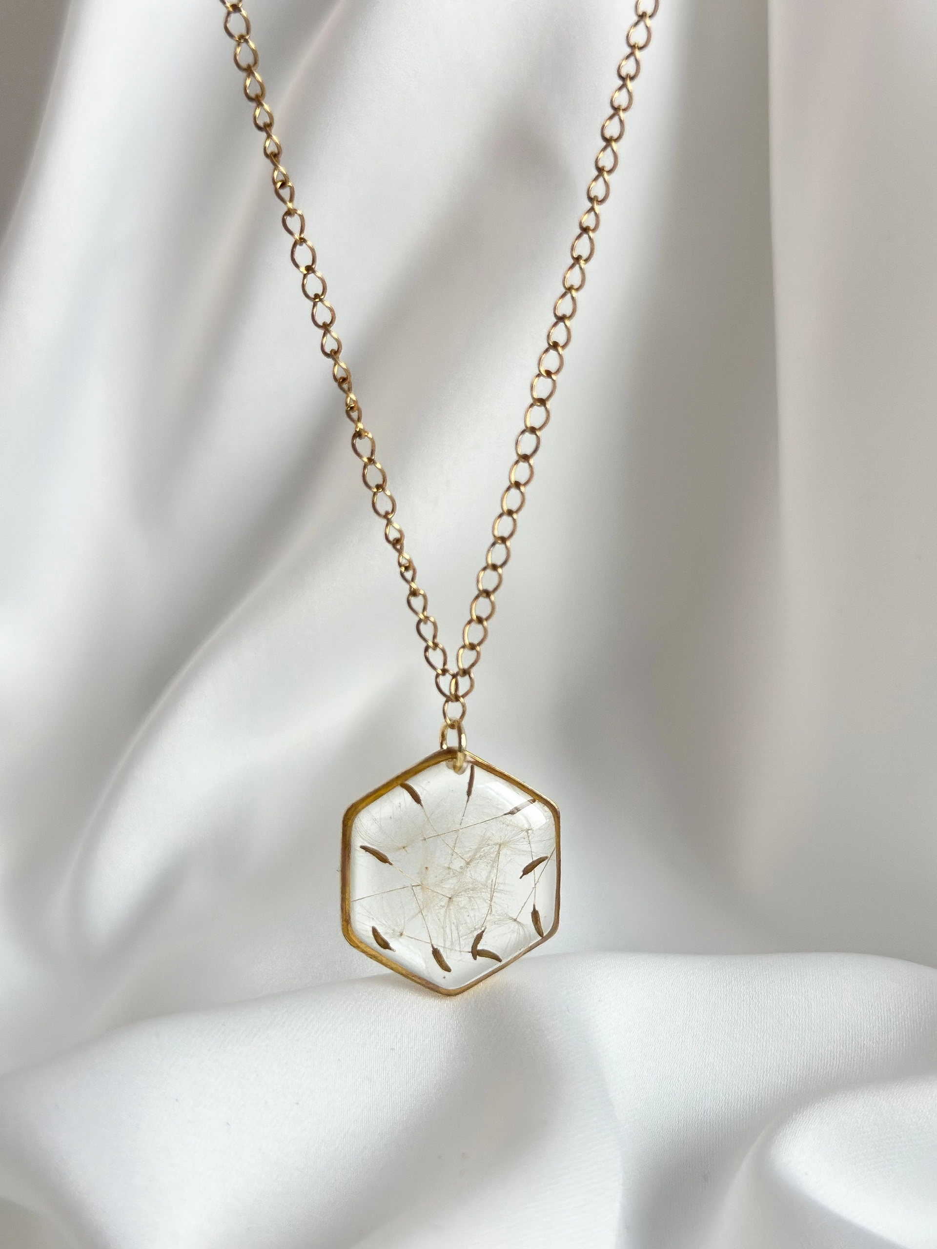 Кулон шестигранник с одуванчиком