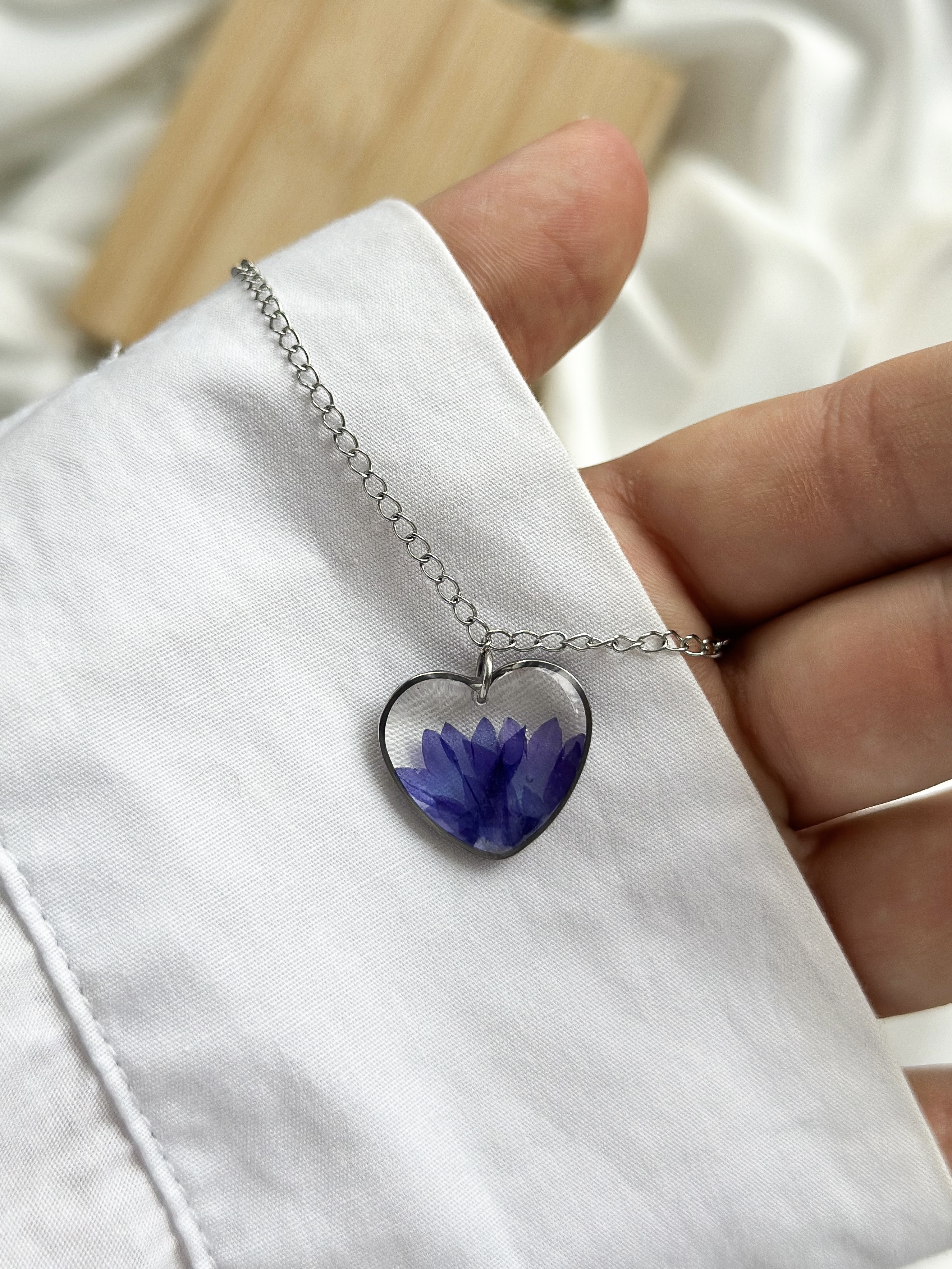 Кулон сердце с фиолетовым васильком