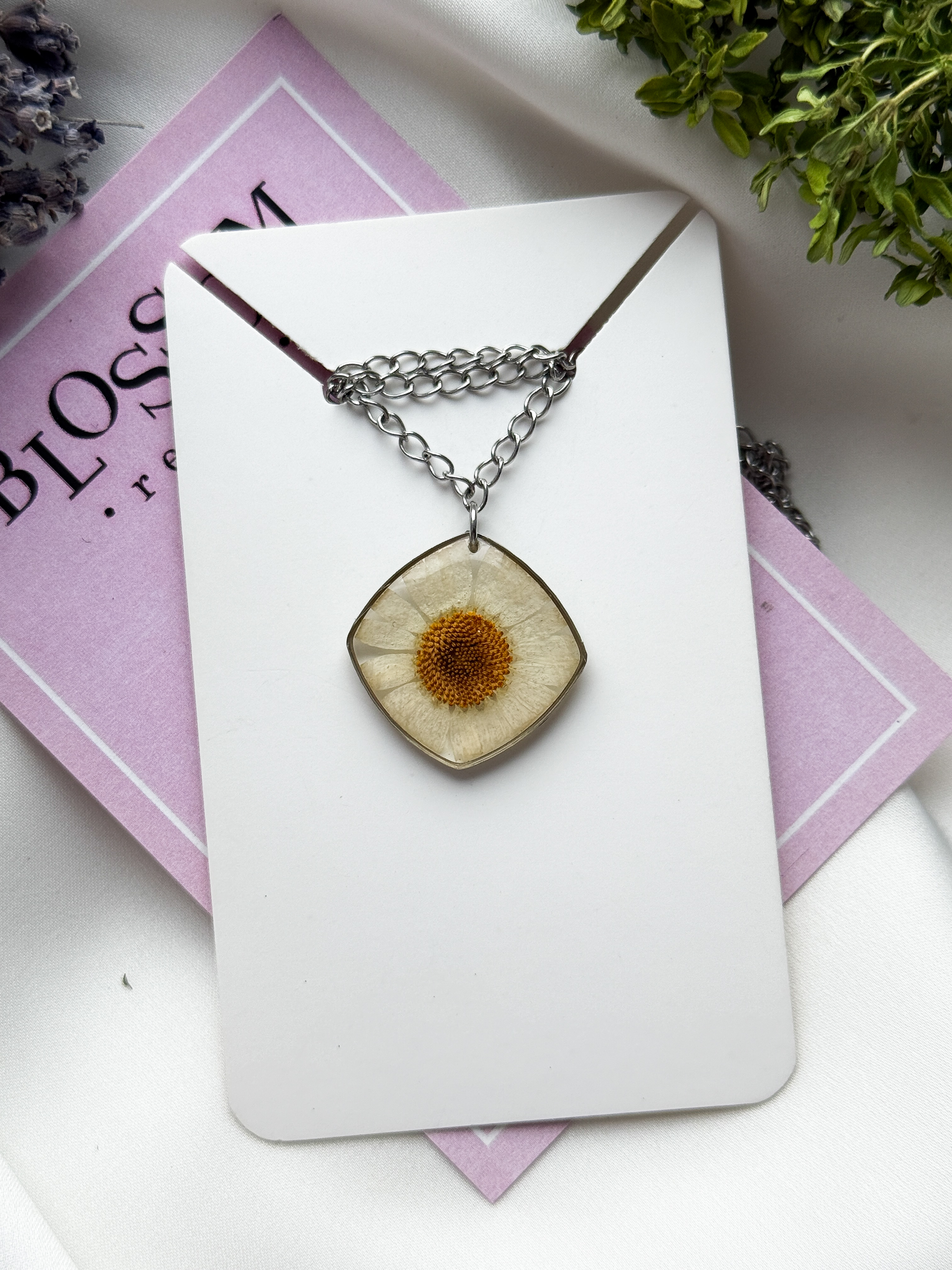 Кулон четырехугольный с ромашкой