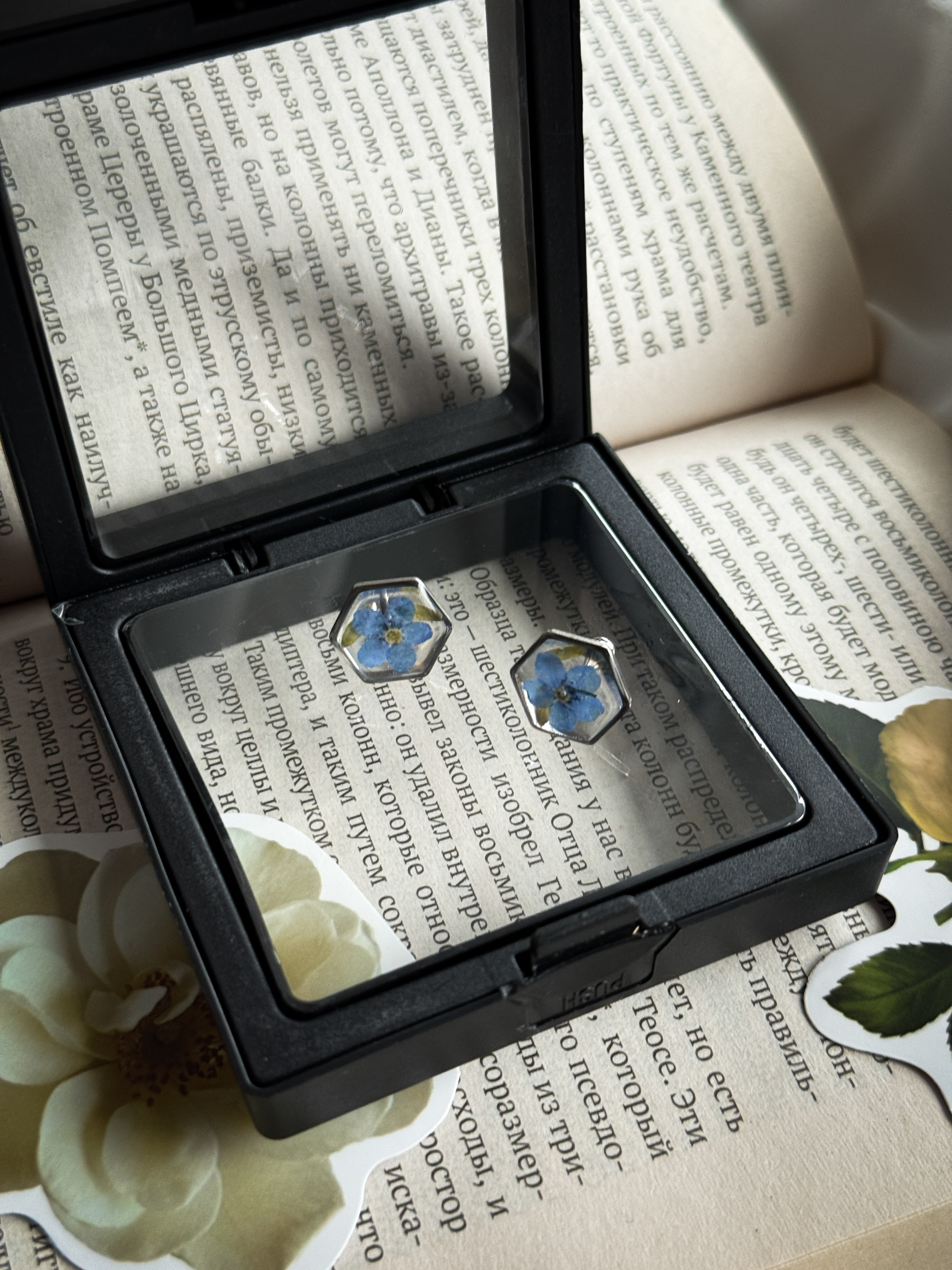 Серьги-гвоздики шестигранник с незабудкой