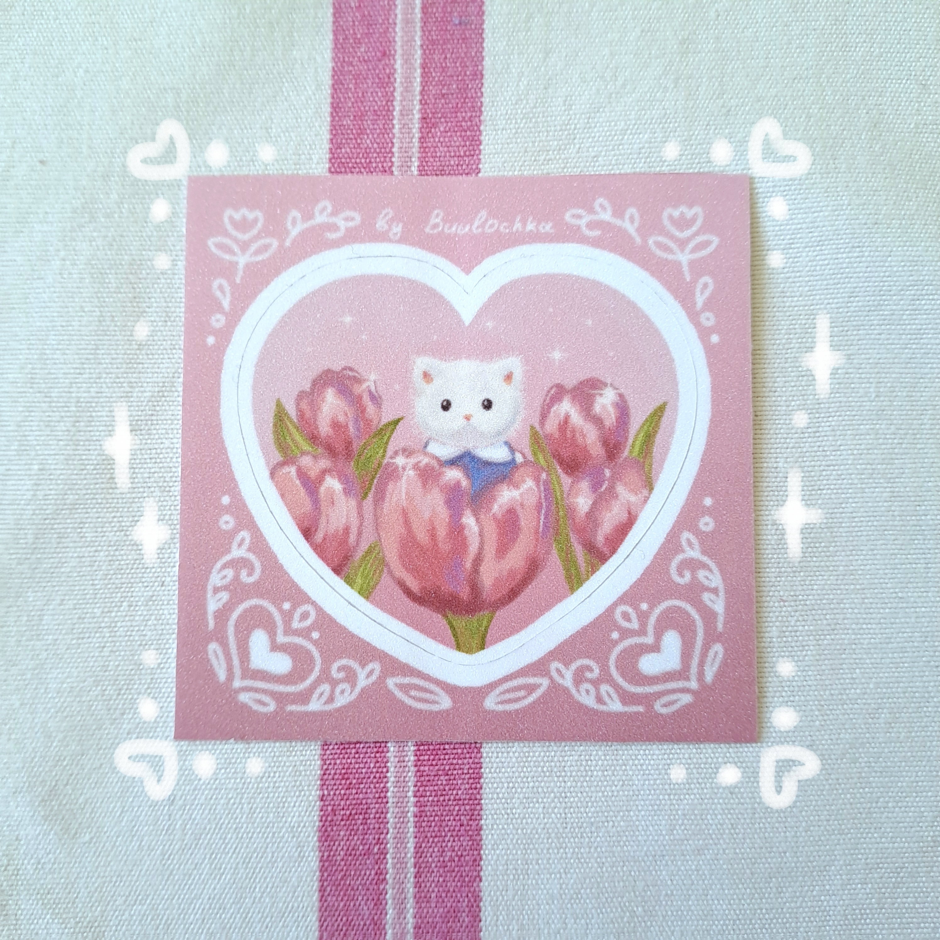 Стикер "Котенок в тюльпанах"