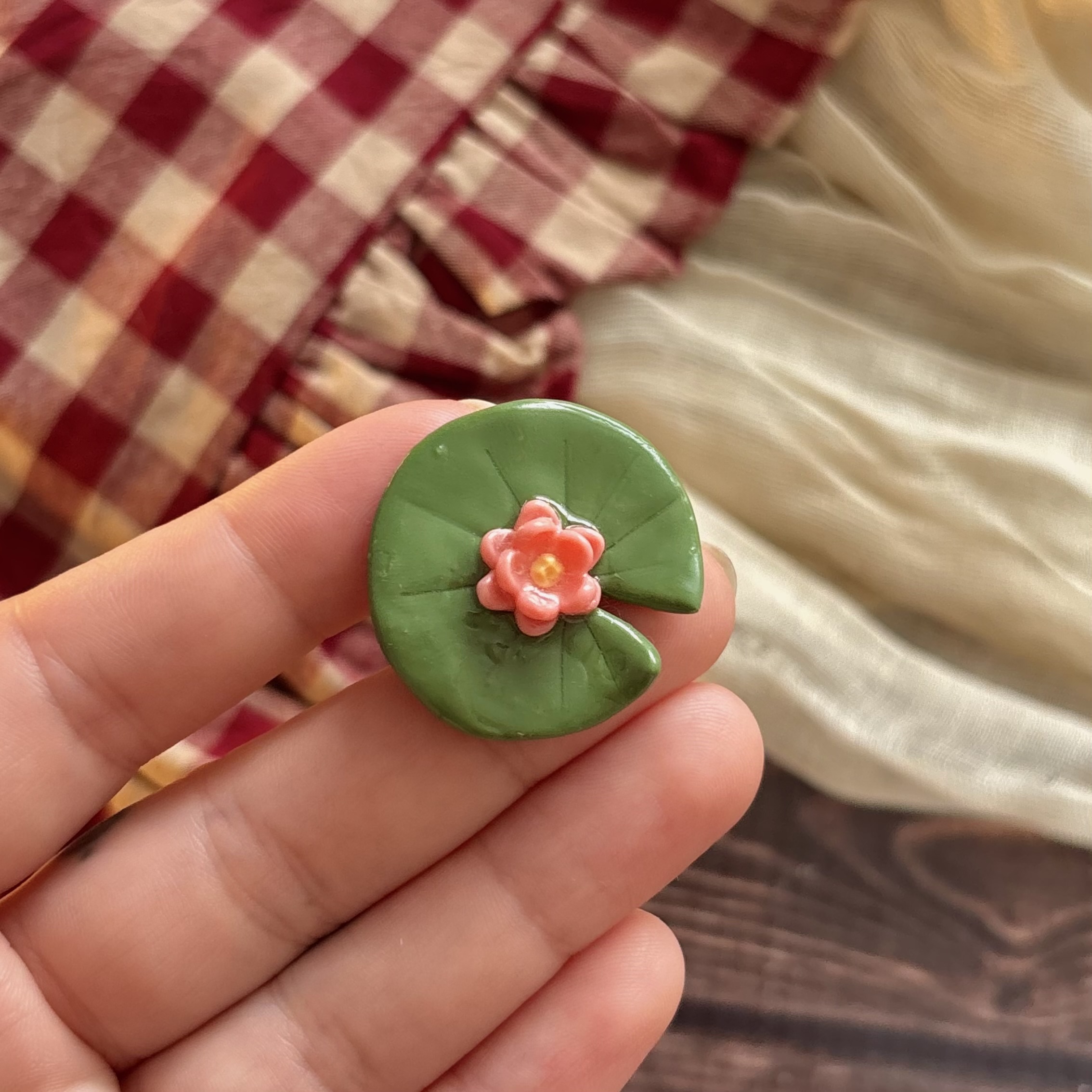 Брошка "Кувшинка" полимерная