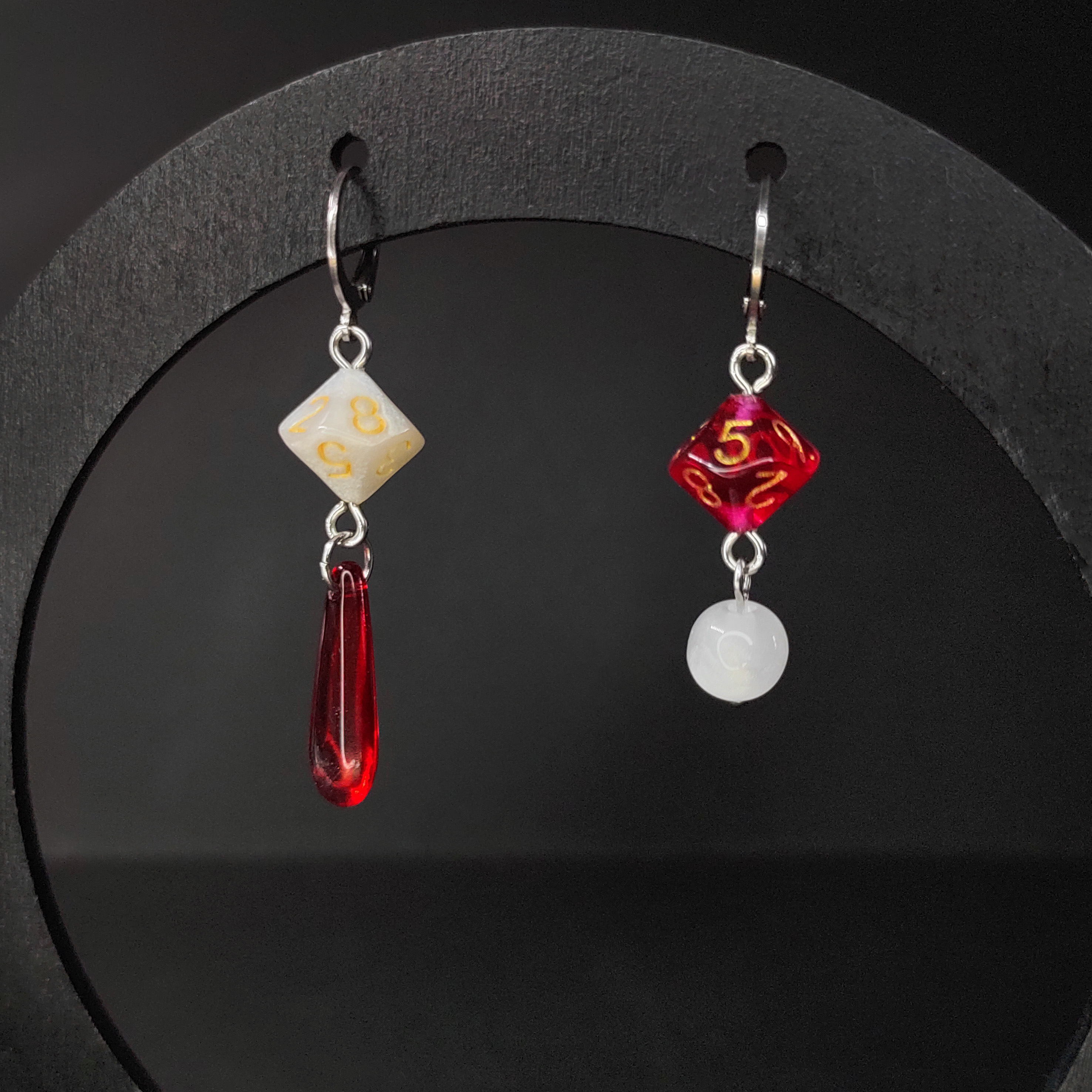 Серьги dnd "D10" бело-красные (нерж. сталь)
