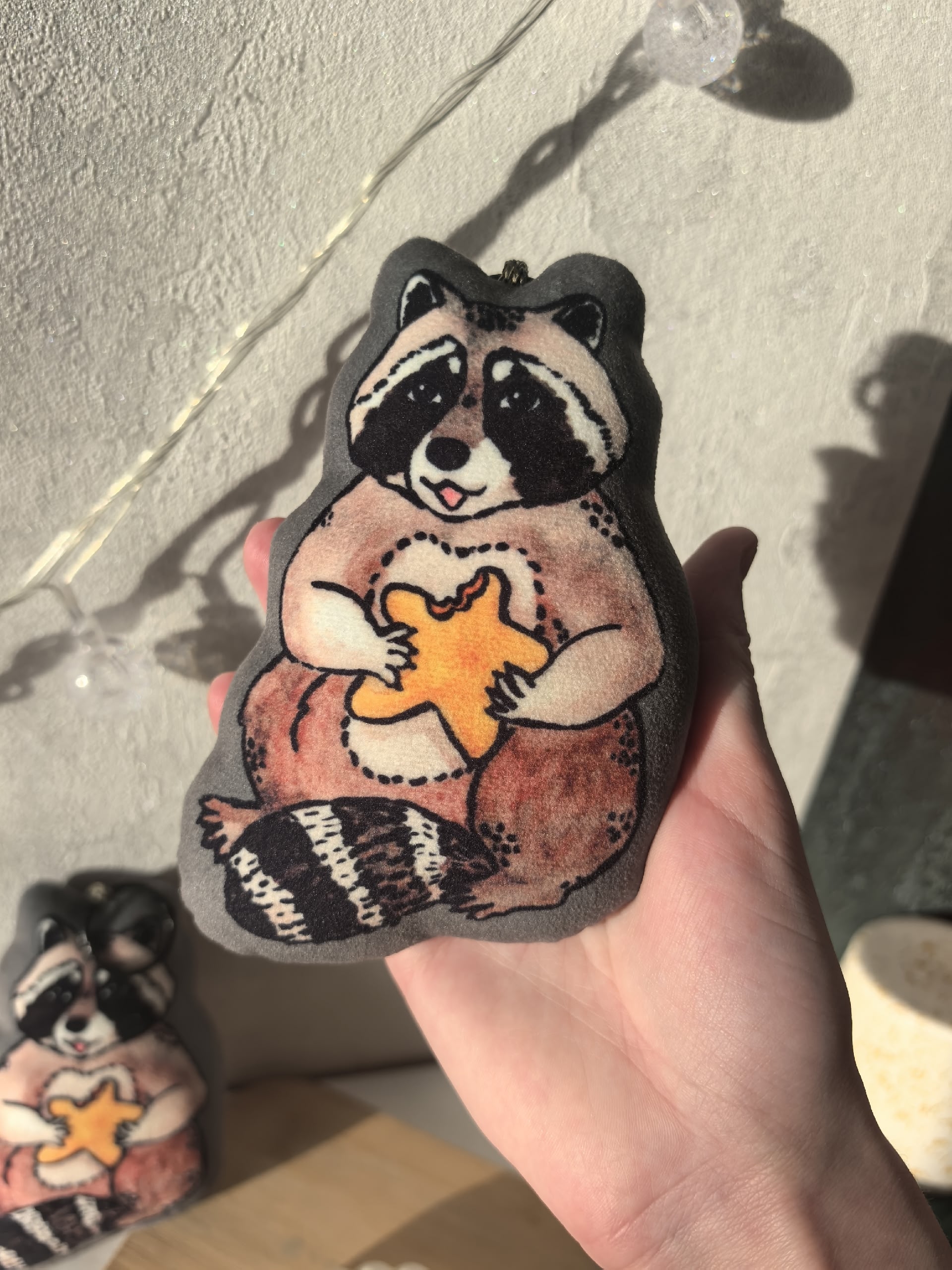 Плюшевый брелок енот 14см