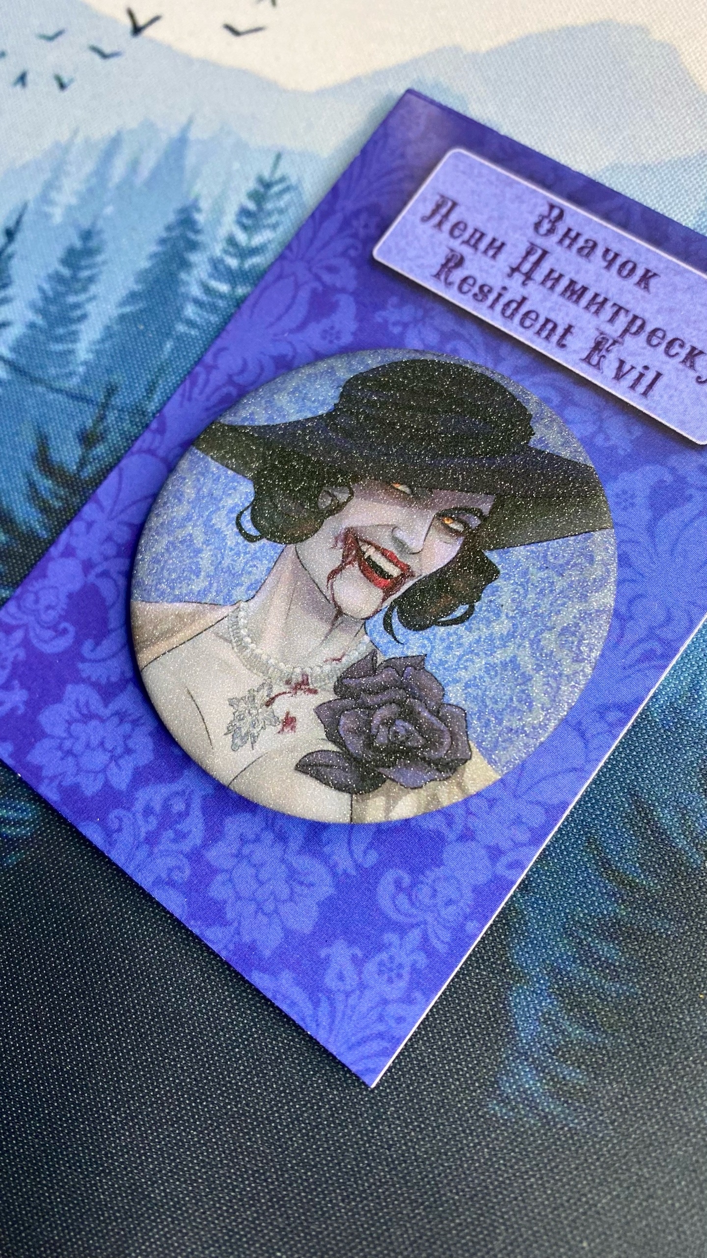 Значок Леди Димитреску Обитель зла / Resident Evil (син)