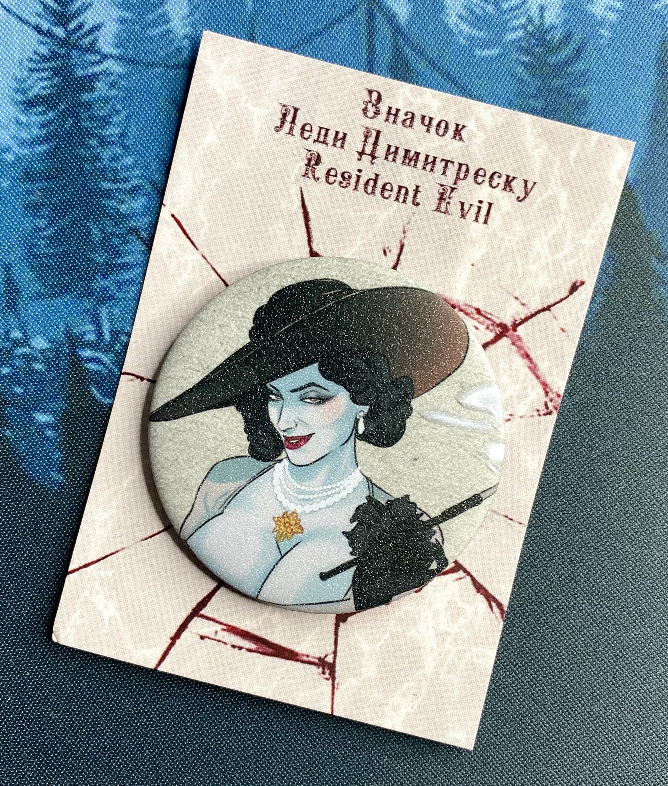 Значок Леди Димитреску Обитель зла / Resident Evil (беж)